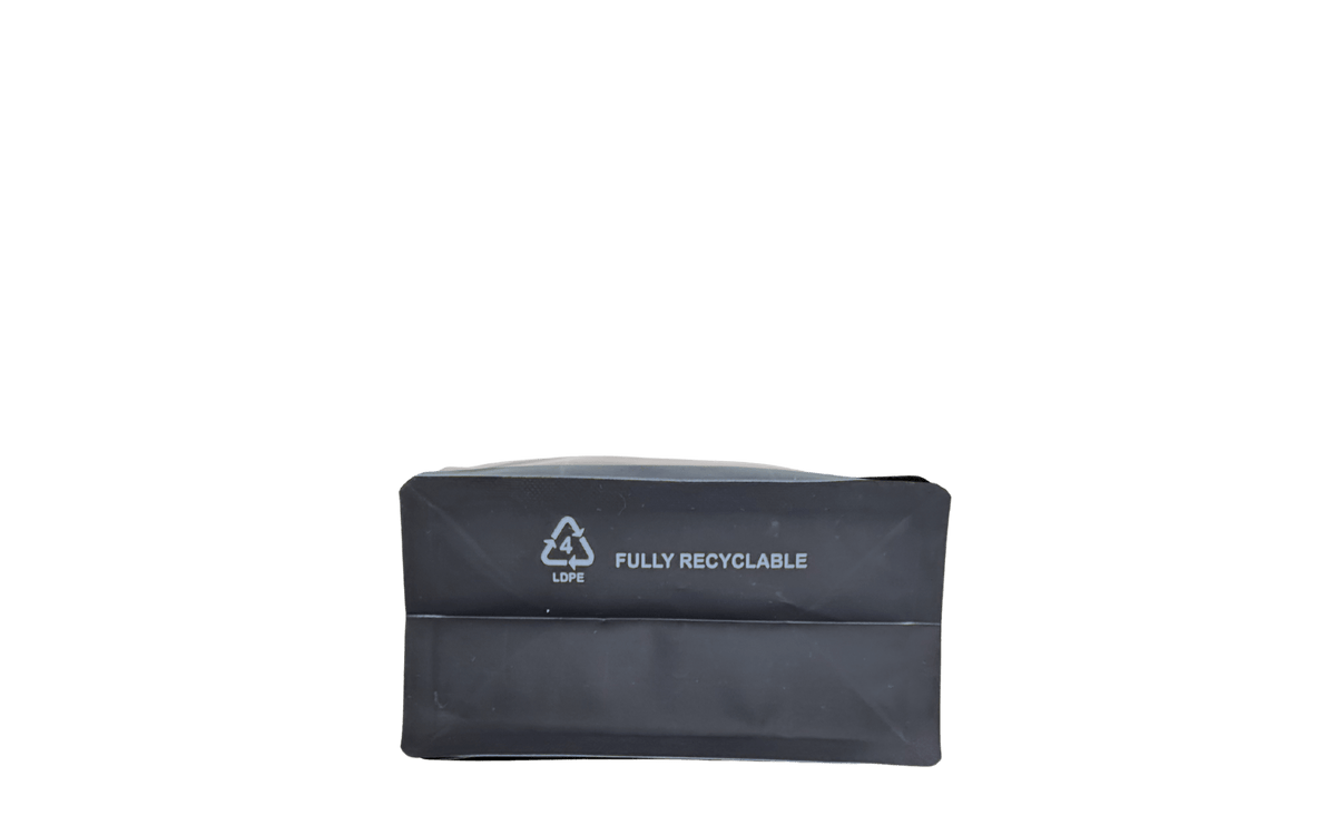 500 Stk. ♺ Kaffeebeutel für 1.000g in MATT SCHWARZ, Flachbodenbeutel aus MONO - Material, inkl. Ventil, Front - Zipper und Aromaschutz - kaffeeverpackung.com