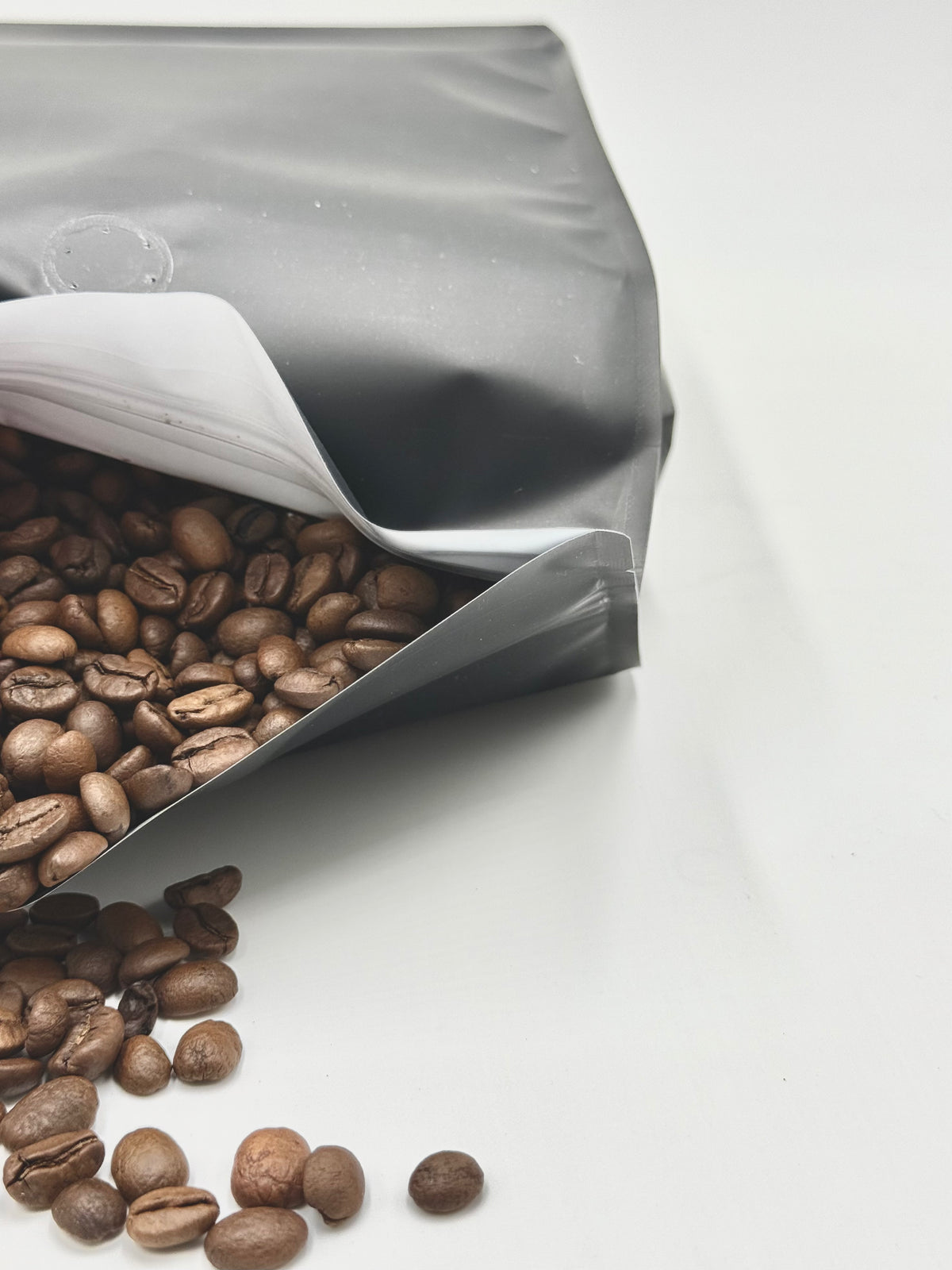 500 Stk. ♺ Kaffeebeutel für 250g in MATT SCHWARZ, Flachbodenbeutel aus MONO-Material, inkl. Ventil, Top-Zipper und Aromaschutz