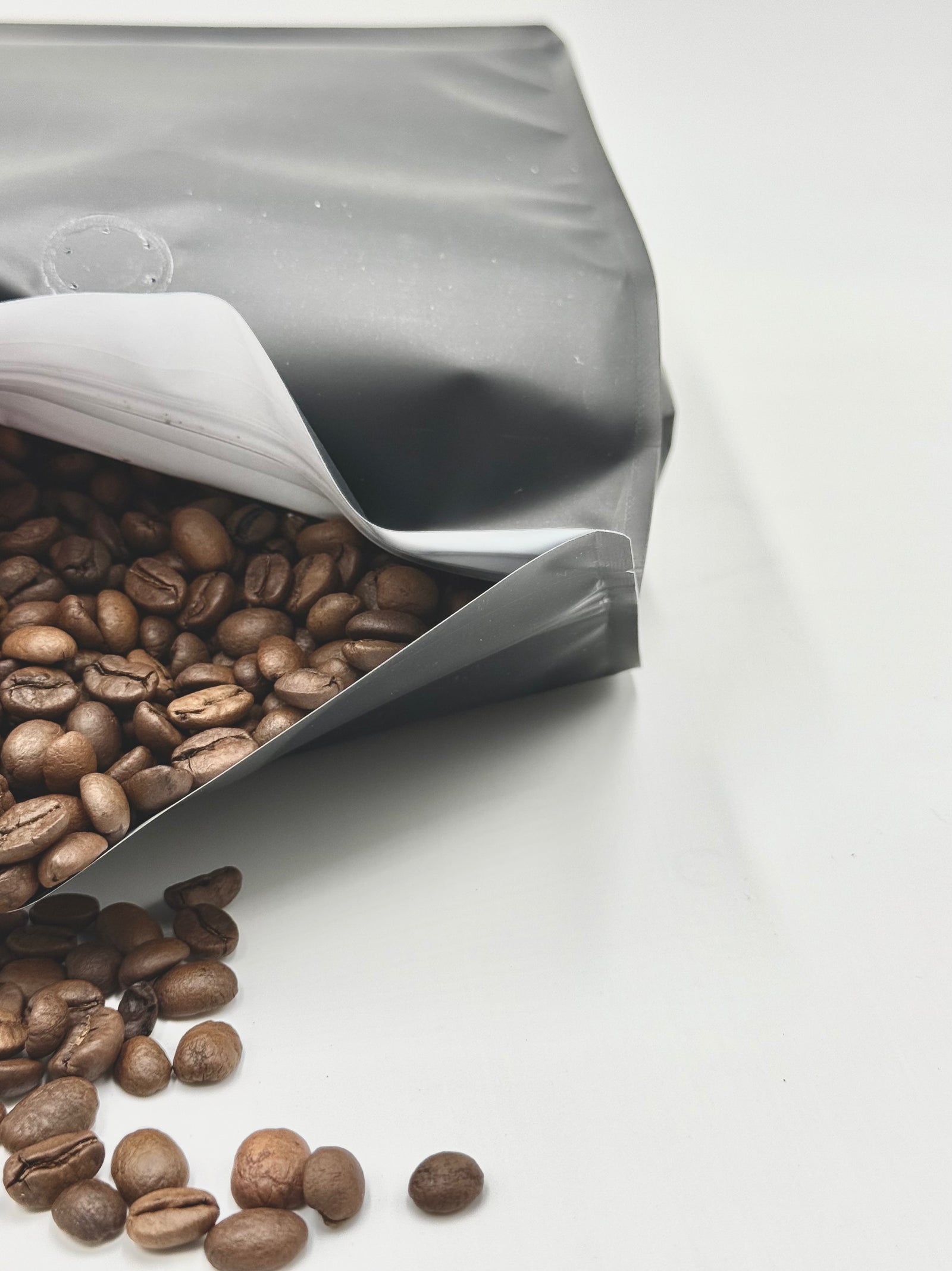 500 Stk. ♺ Kaffeebeutel für 250g in MATT SCHWARZ, Flachbodenbeutel aus MONO-Material, inkl. Ventil, Top-Zipper und Aromaschutz